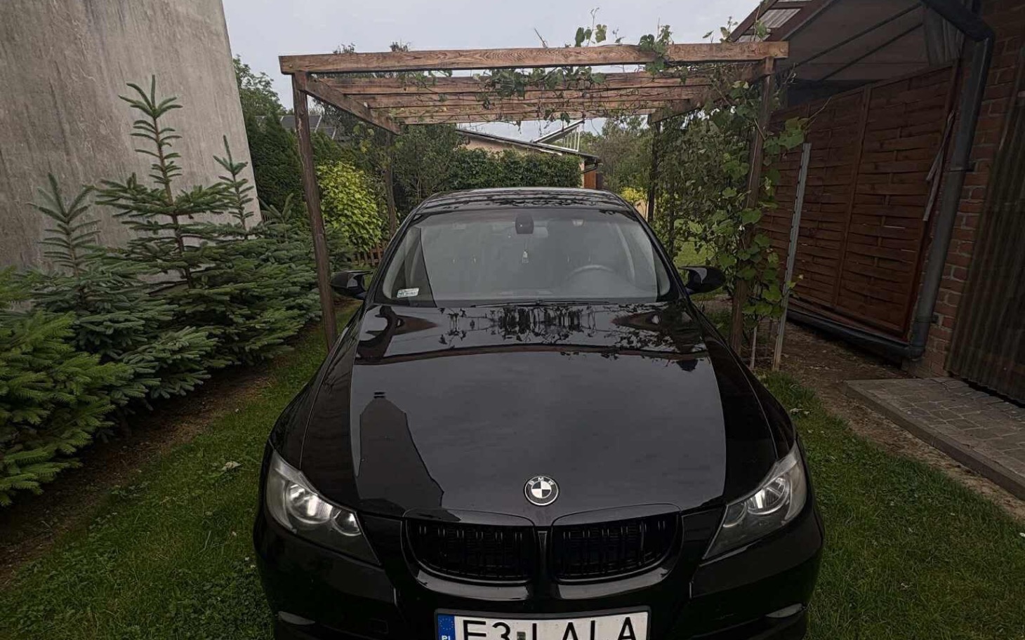 
        Dziecko bawiące się na trawie, uśmiechnięte i w kapeluszu.
    