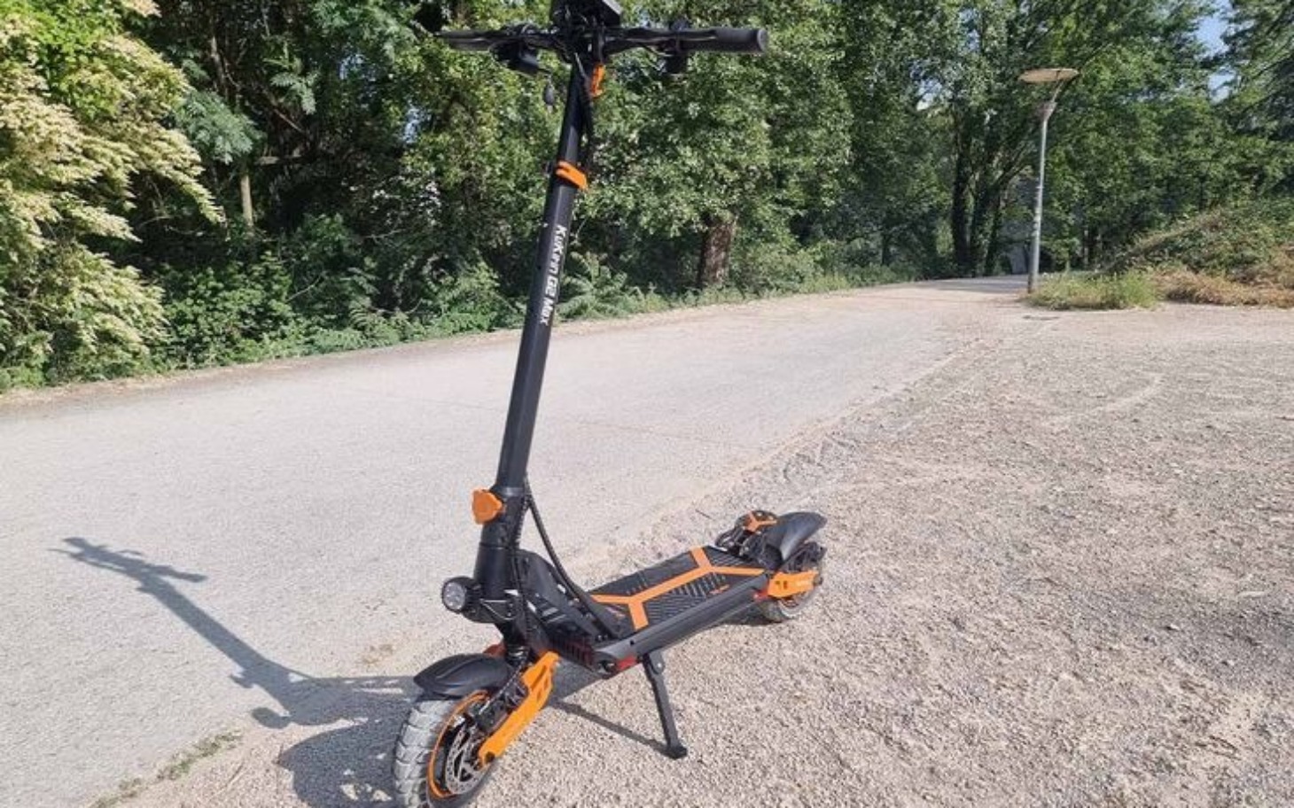 
        Nowoczesna hulajnoga elektryczna na drodze.
    