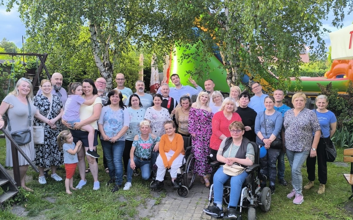 
        Grupa ludzi na spotkaniu towarzyskim w plenerze.
    