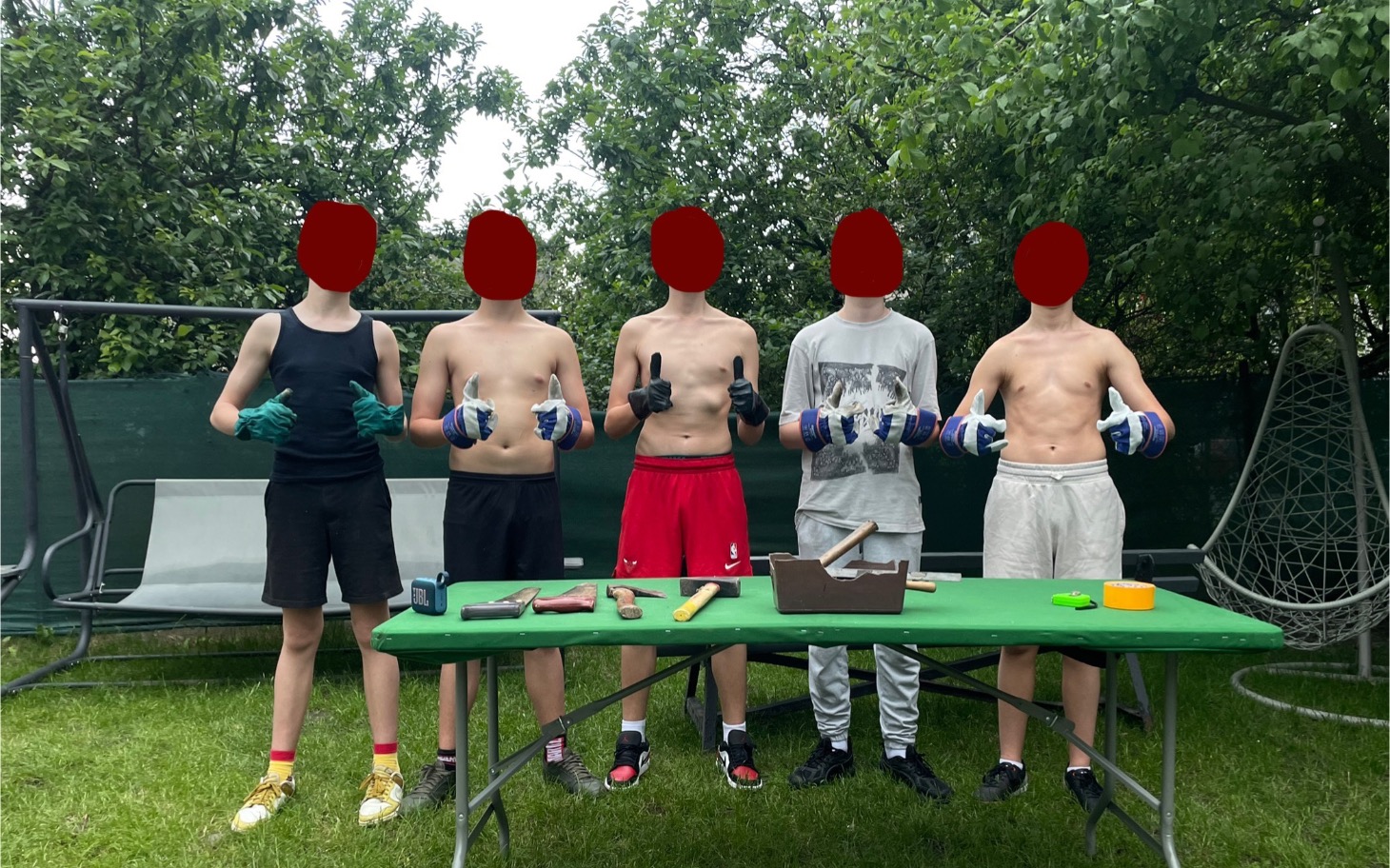
        Grupa dzieci w rękawicach, przygotowujących się do pracy na świeżym powietrzu.
    
