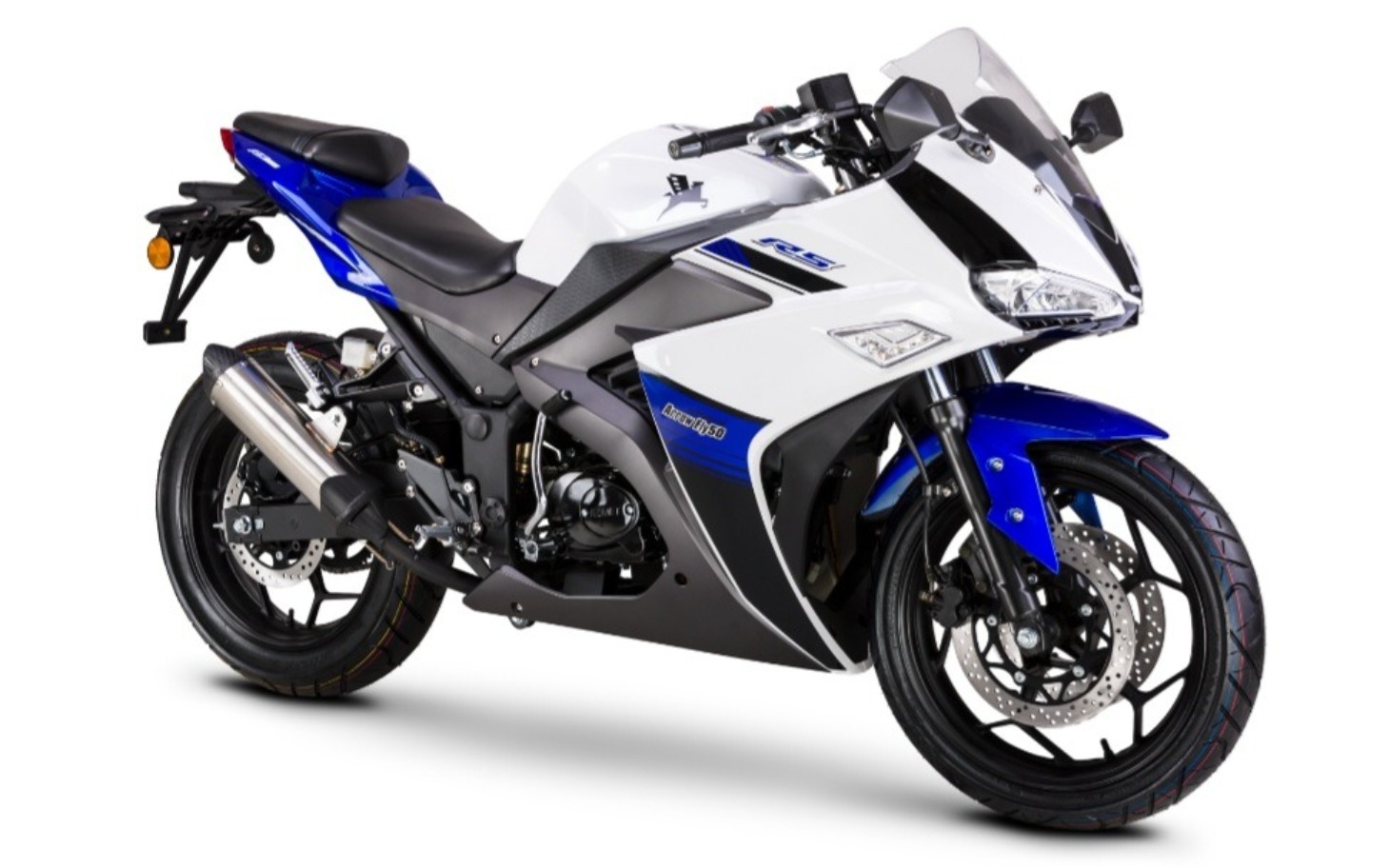 
        Motocykl sportowy w kolorze białym i niebieskim.
    