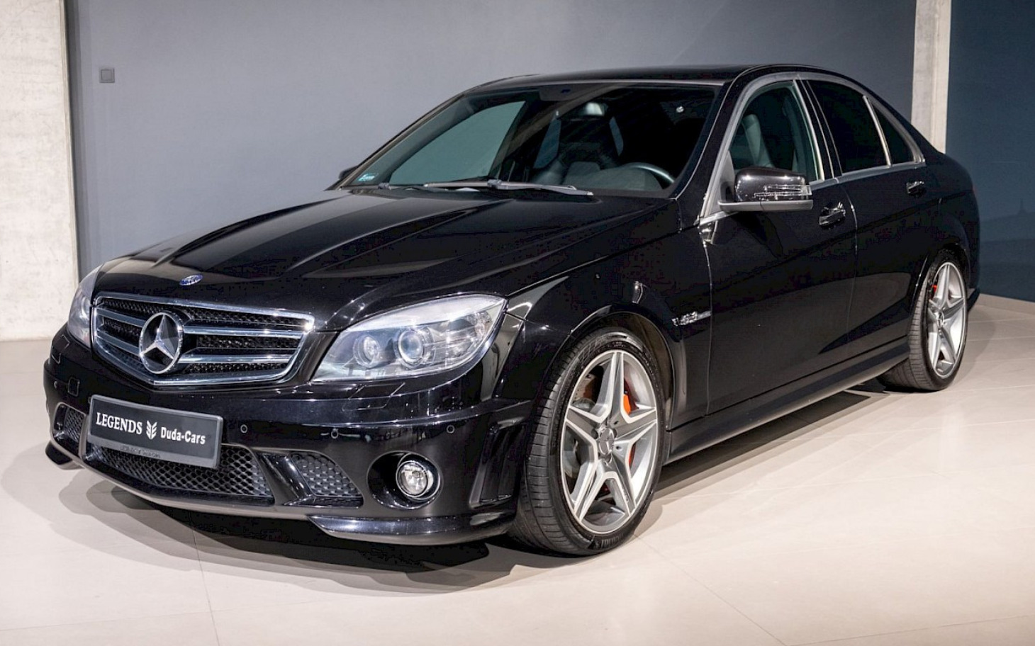 
        Elegancki czarny samochód osobowy marki Mercedes.
    