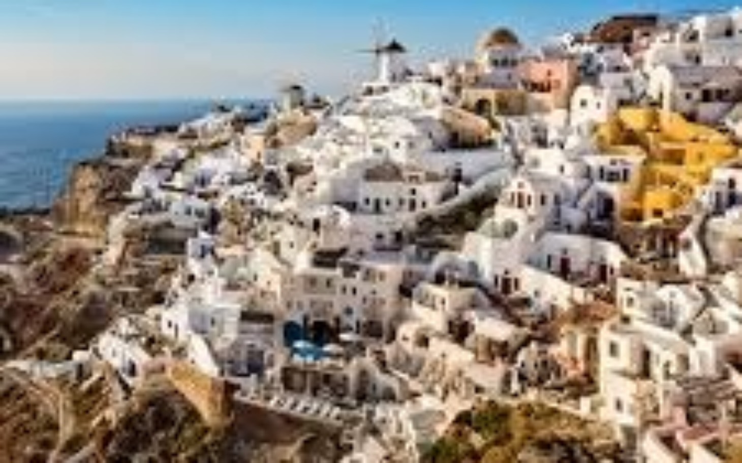 
        Malowniczy widok na białe domy w Santorini.
    