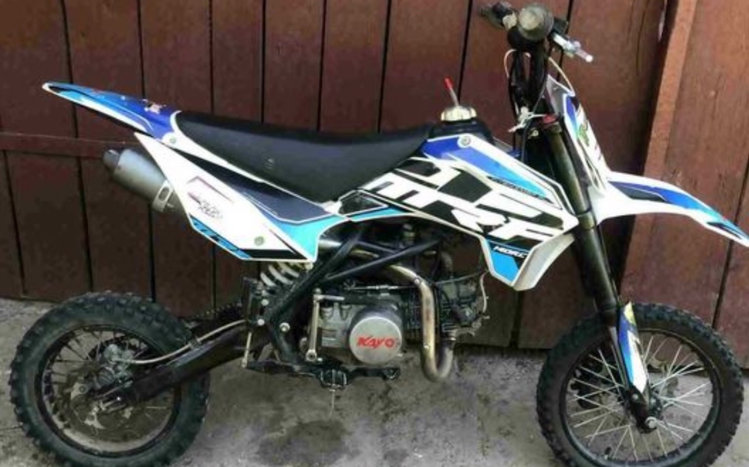 
        Motocykl terenowy, gotowy do jazdy.
    