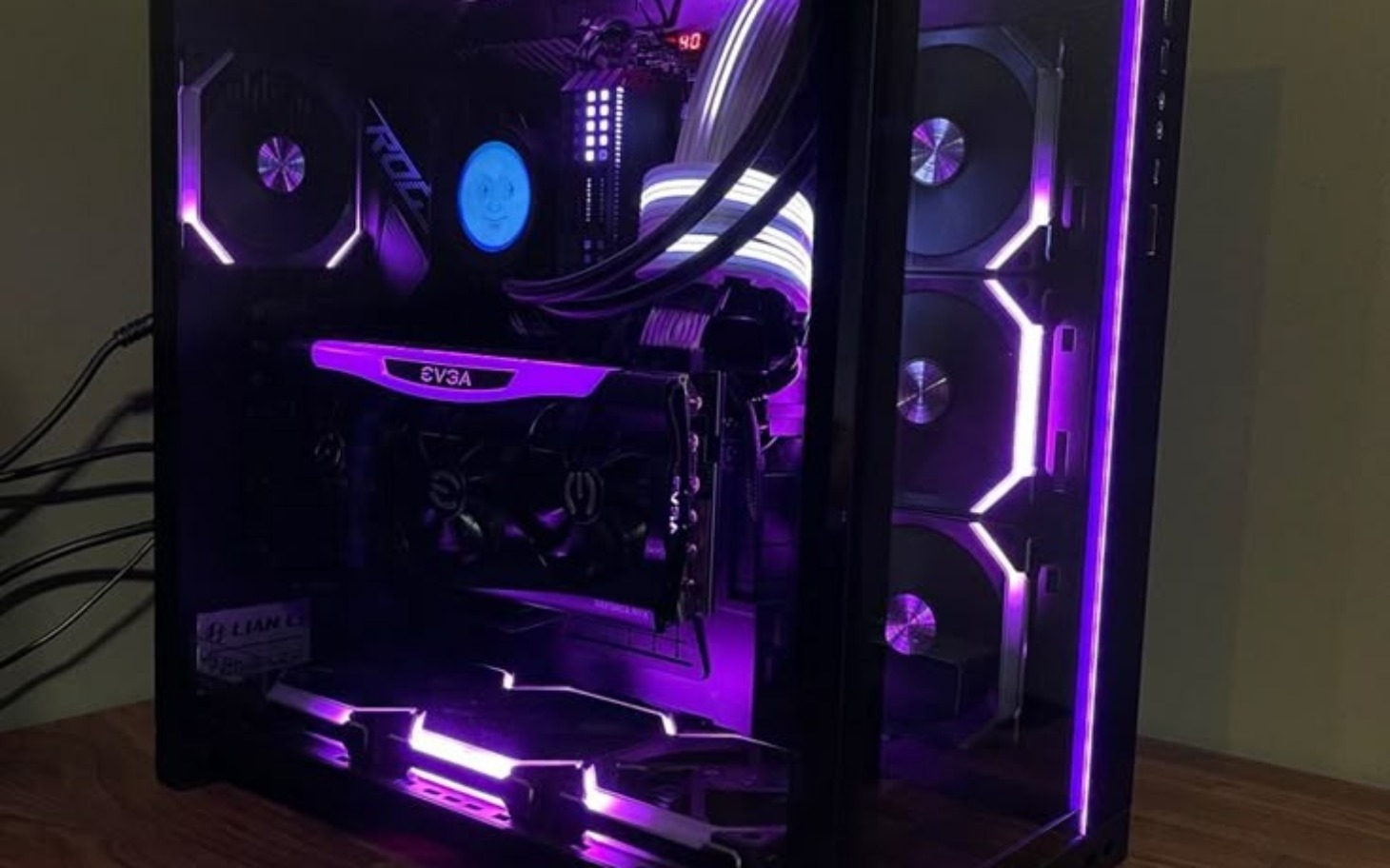 
        Komputer stacjonarny z podświetleniem RGB.
    
