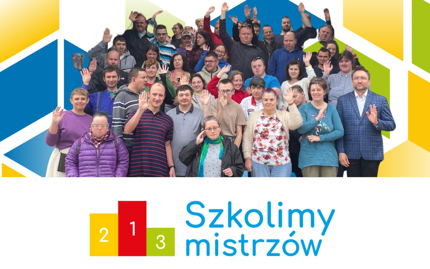 
        Grupa ludzi pozująca do zdjęcia, uśmiechnięta.
    