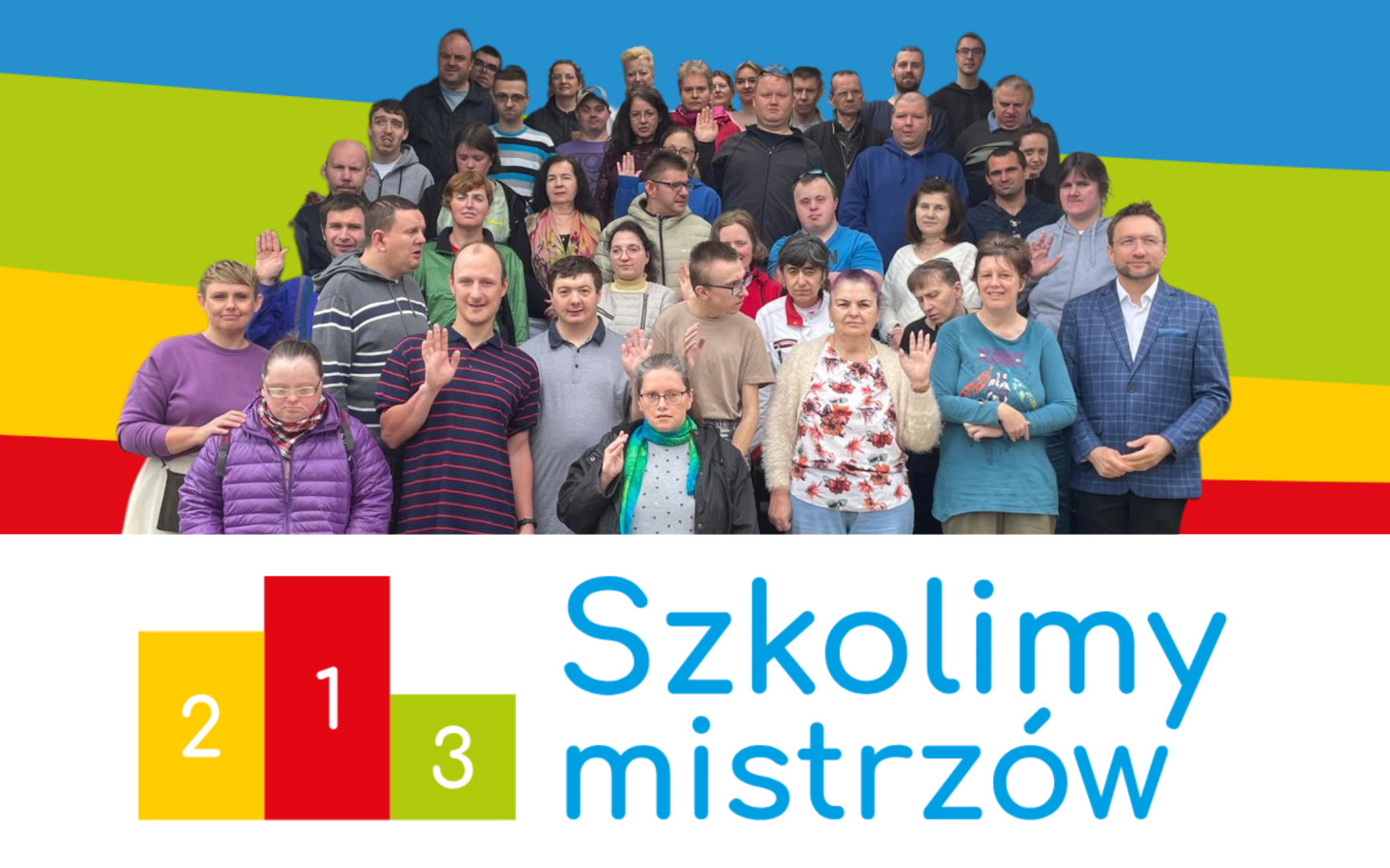 
        Grupa ludzi pozująca do zdjęcia z kolorowym tłem.
    