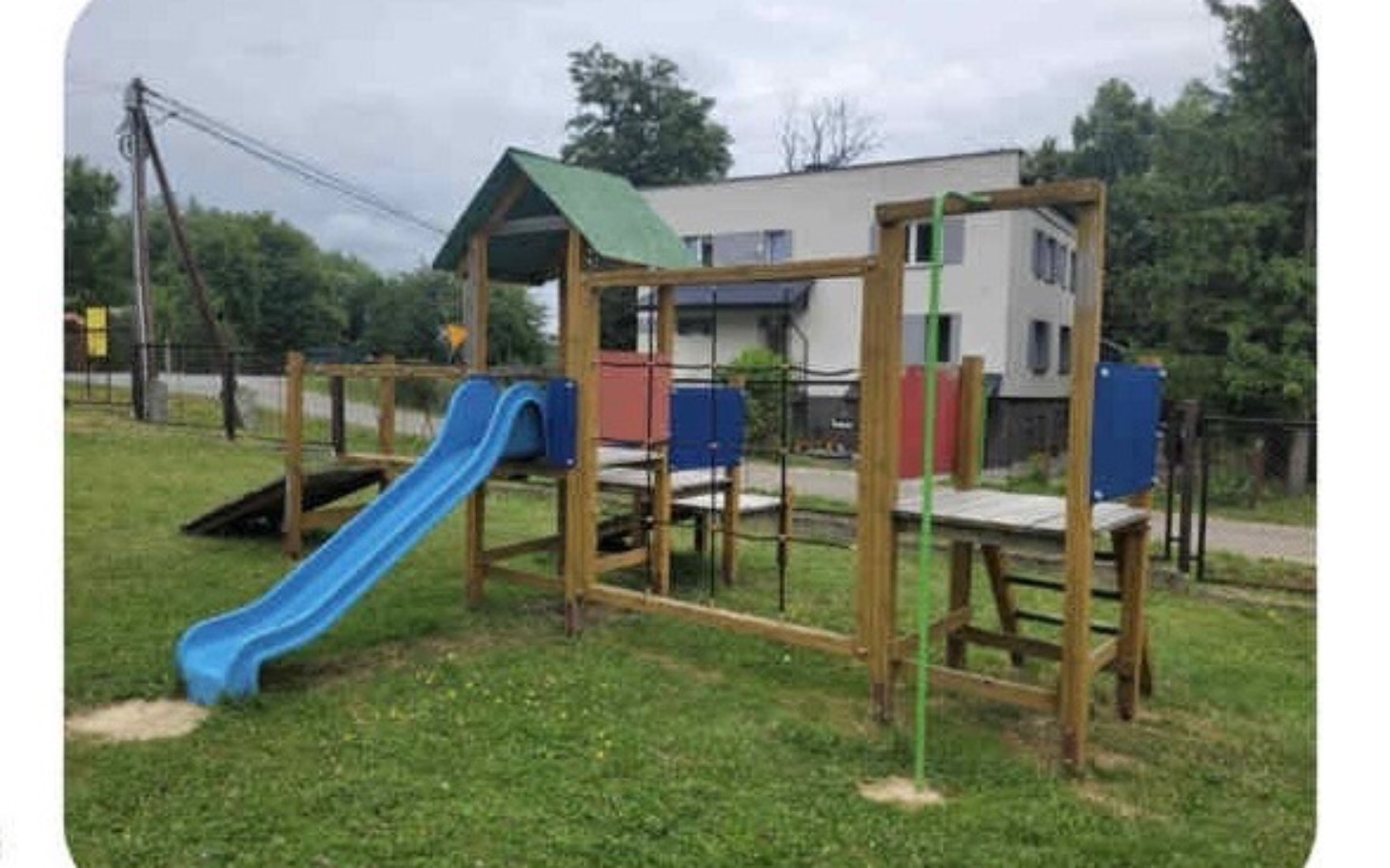 
        Plac zabaw z zjeżdżalnią i huśtawkami, idealny dla dzieci.
    