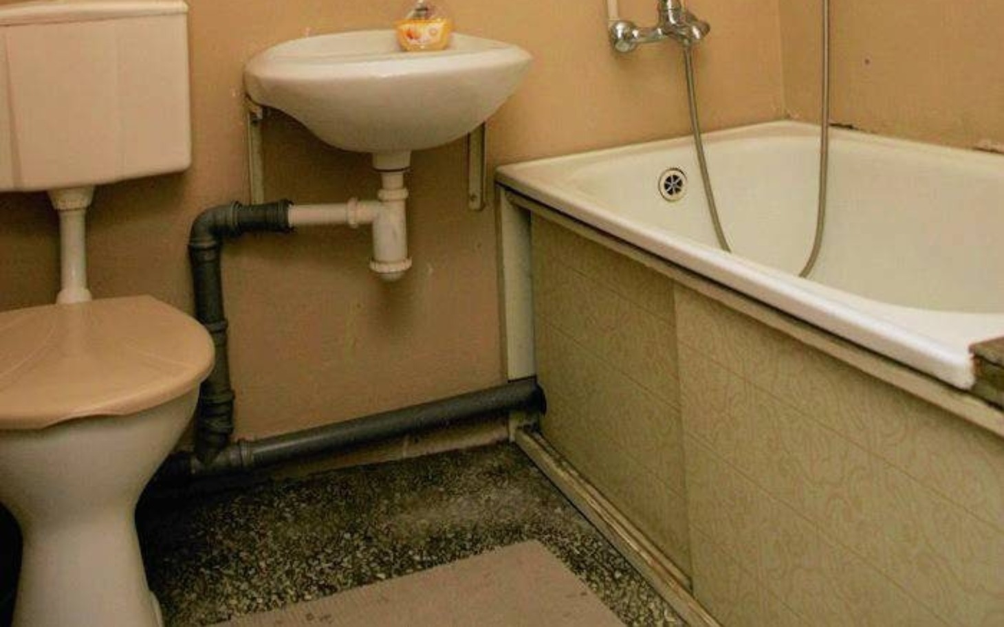 Widok na łazienkę z wanną i toaletą.