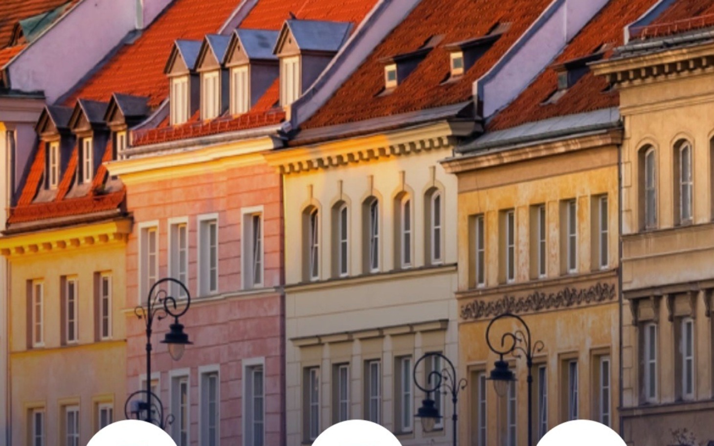 
        Widok na kolorowe kamienice z dachami w Warszawie.
    