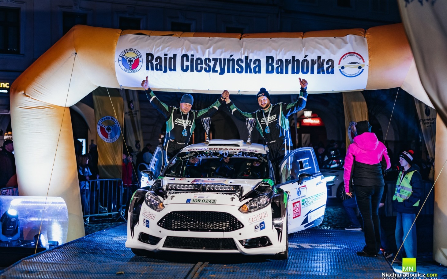 
        Zwycięzcy rajdu Cieszyńska Barbórka na podium.
    