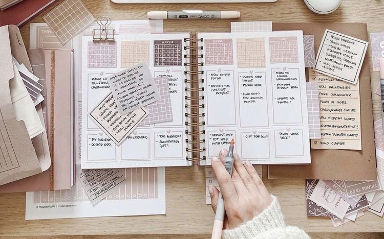 
        Organizowane notatki i planner na biurku.
    