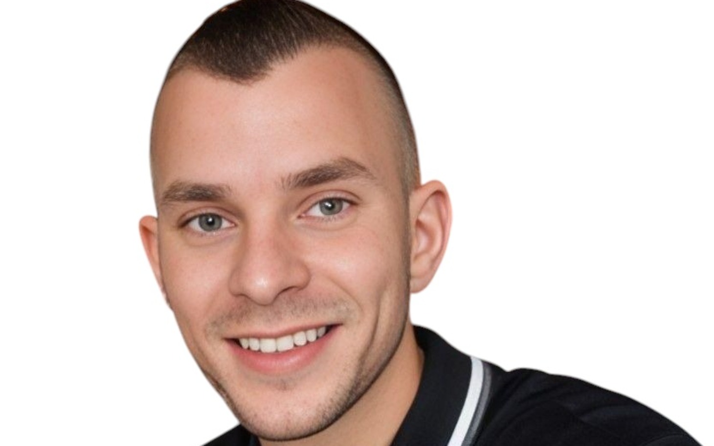 
        Mężczyzna z uśmiechem, w czarnej koszulce, na białym tle.
    