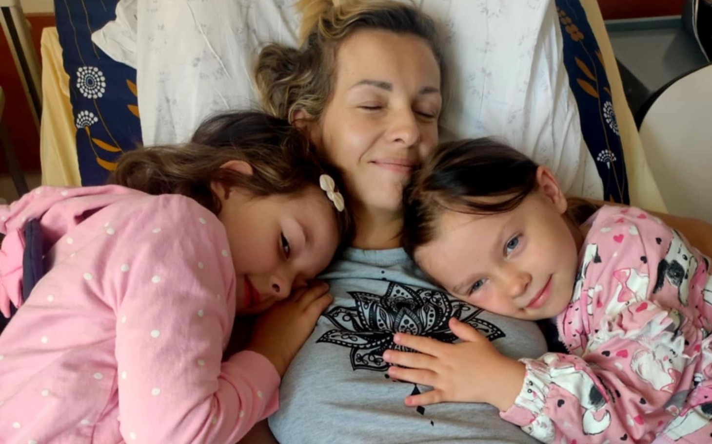 
        Mama z dziećmi w szpitalu, chwila bliskości i wsparcia.
    