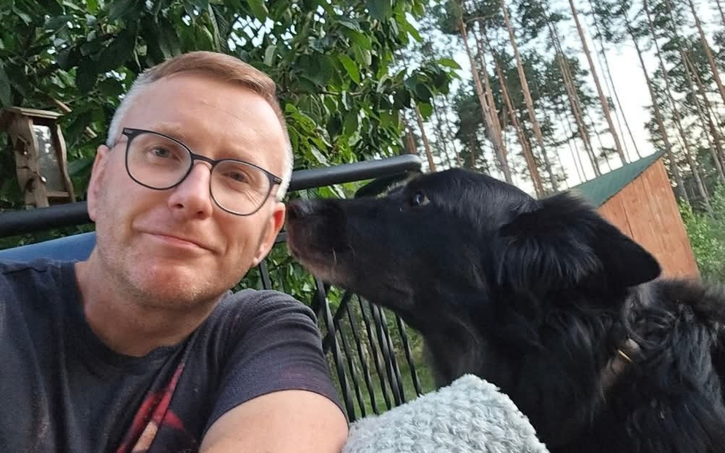 
        Mężczyzna z psem, spędzający czas na świeżym powietrzu.
    