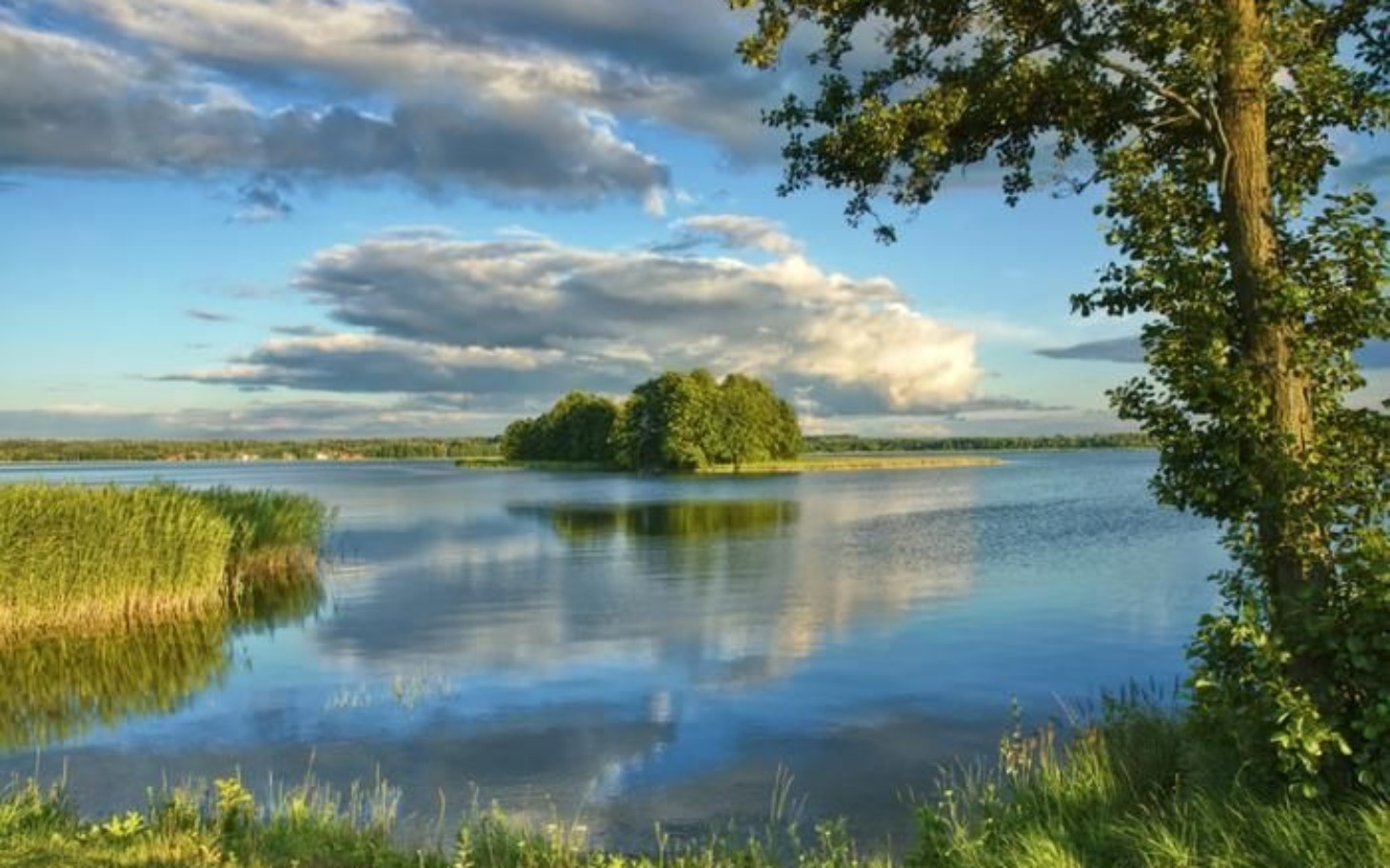 
        Malowniczy widok na jezioro z chmurami w tle.
    