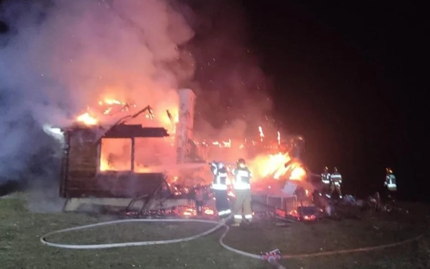 
        Pożar budynku z ratownikami w akcji.
    