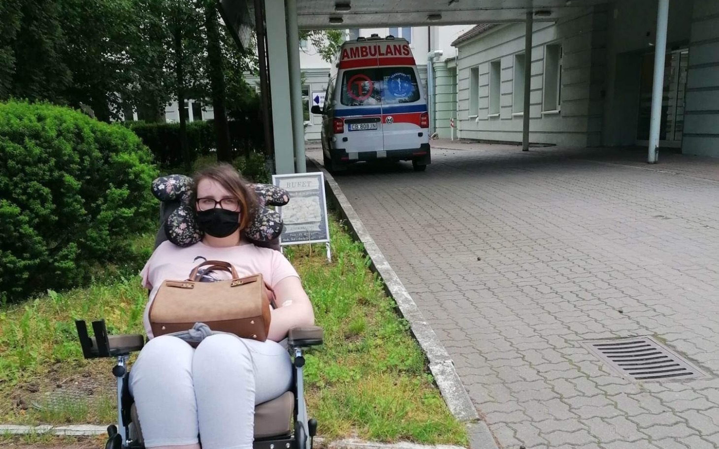 
        Zrzut ekranu telefonu z aktualnym czasem i datą.
    