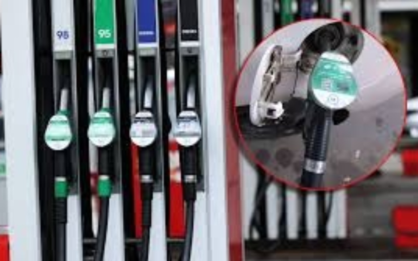 
        Stacja paliw z dystrybutorami i wlewem paliwa.
    