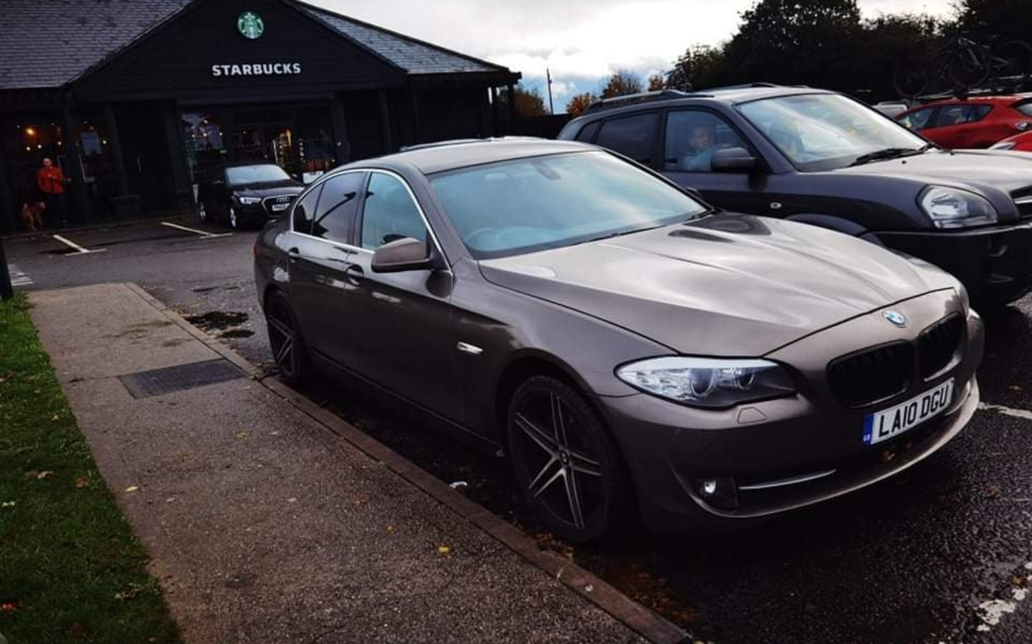 
        Samochód zaparkowany przed kawiarnią Starbucks.
    