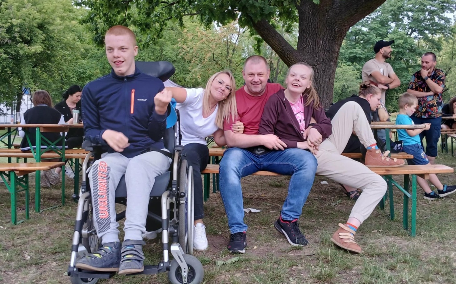 
        Rodzina i przyjaciele spędzają czas na świeżym powietrzu.
    
