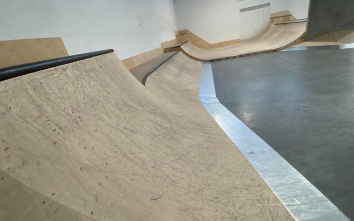 
        Skatepark z różnymi rampami, gotowy do jazdy na deskorolce.
    