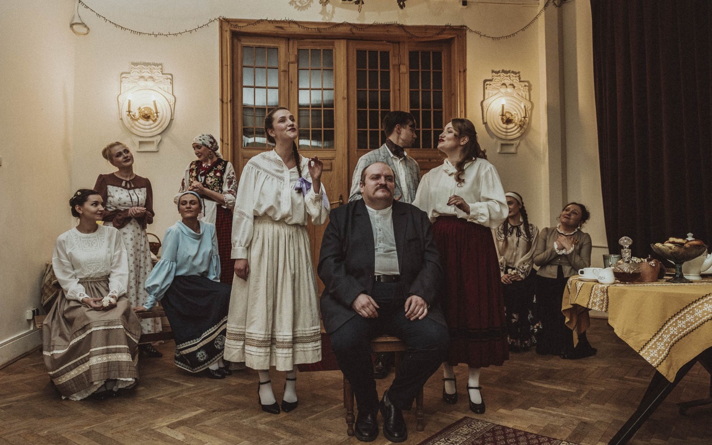 
        Grupa młodych piłkarzy w niebieskich koszulkach ze zdobytymi trofeami po zakończeniu turnieju.
    