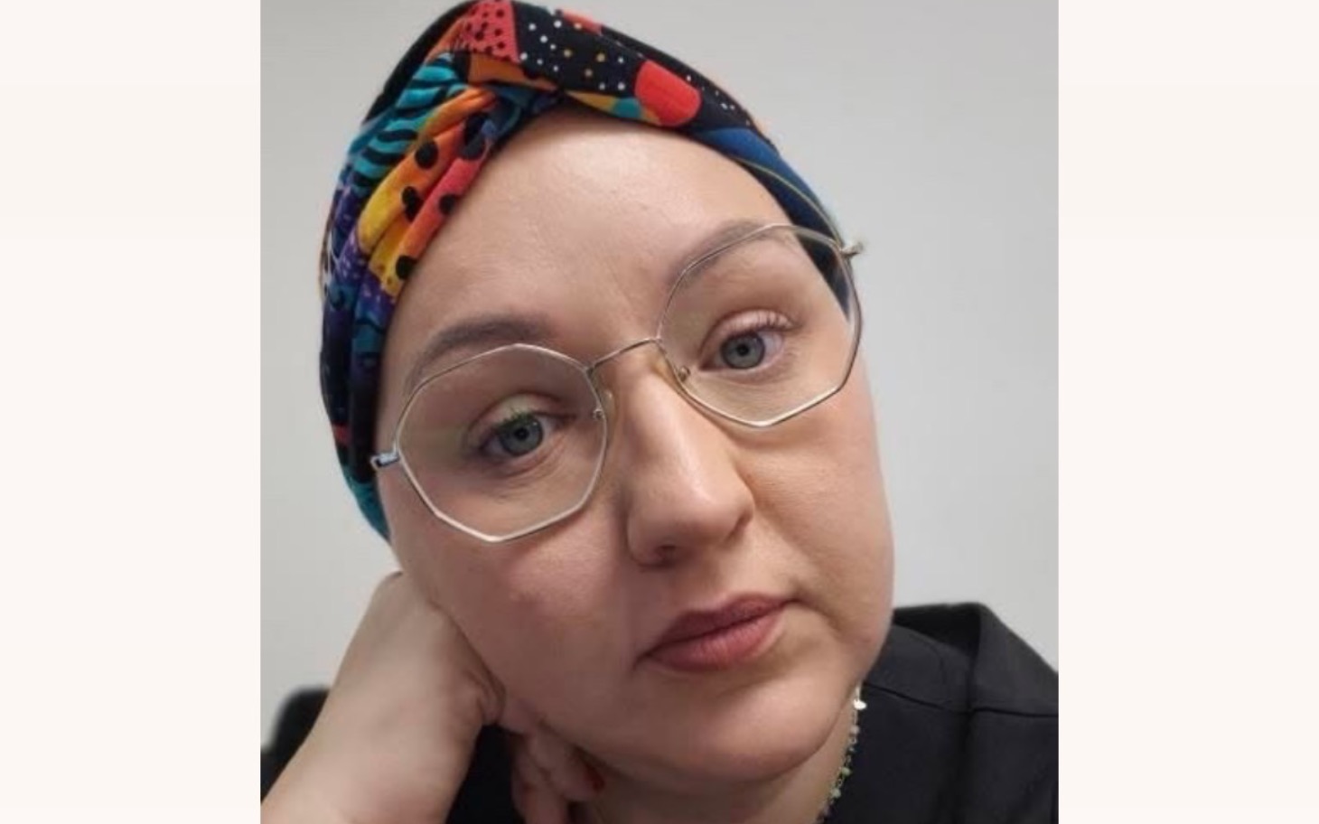 
        Portret kobiety w kolorowej chustce na głowie.
    