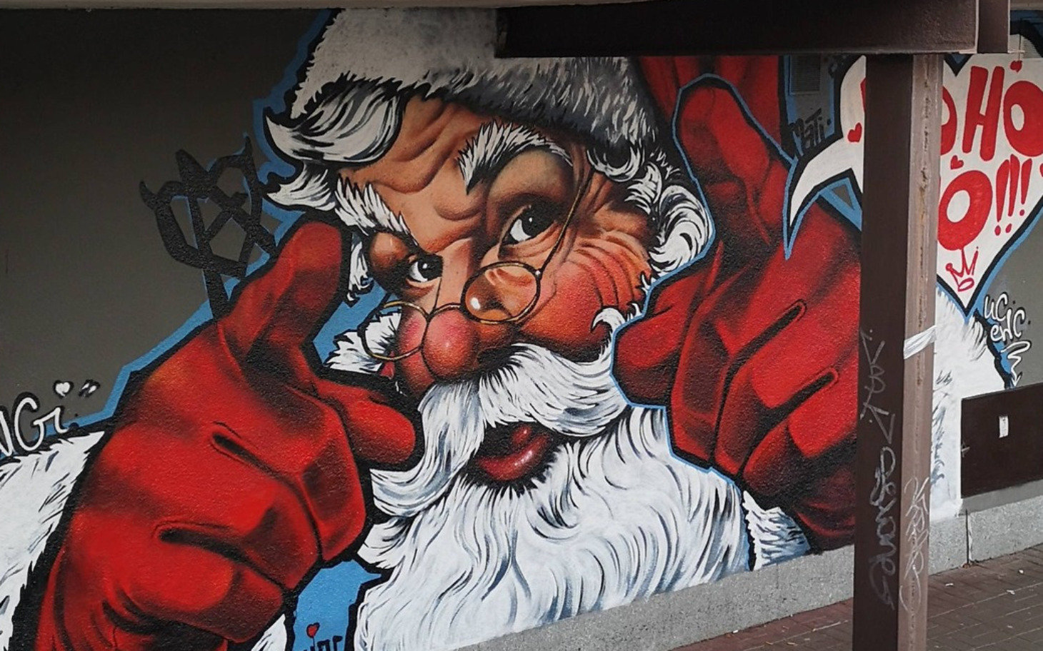 
        Mural przedstawiający Świętego Mikołaja z charakterystycznym uśmiechem.
    