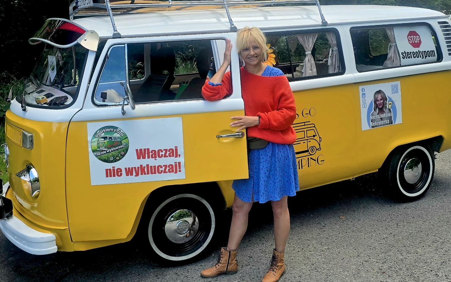 
        Kobieta przy żółtym vanie kempingowym z napisem 'Włączaj, nie wyłączaj!'
    