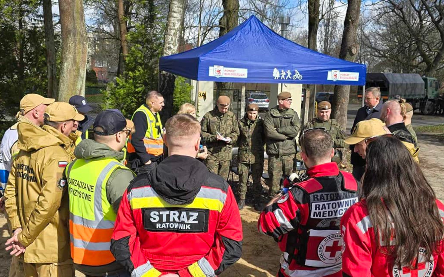 
        Grupa ratowników podczas szkolenia w terenie.
    