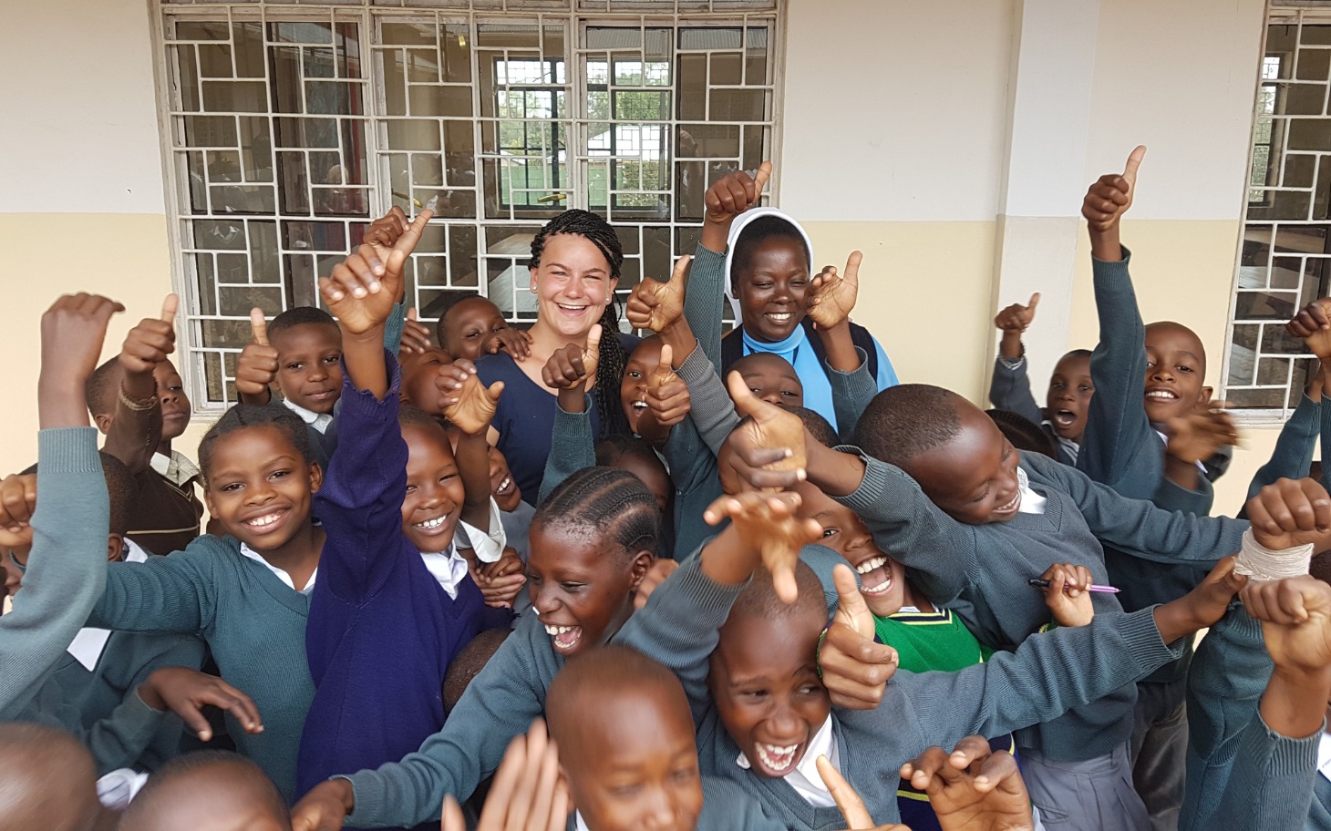 
        Grupa dzieci z radością w klasie.
    