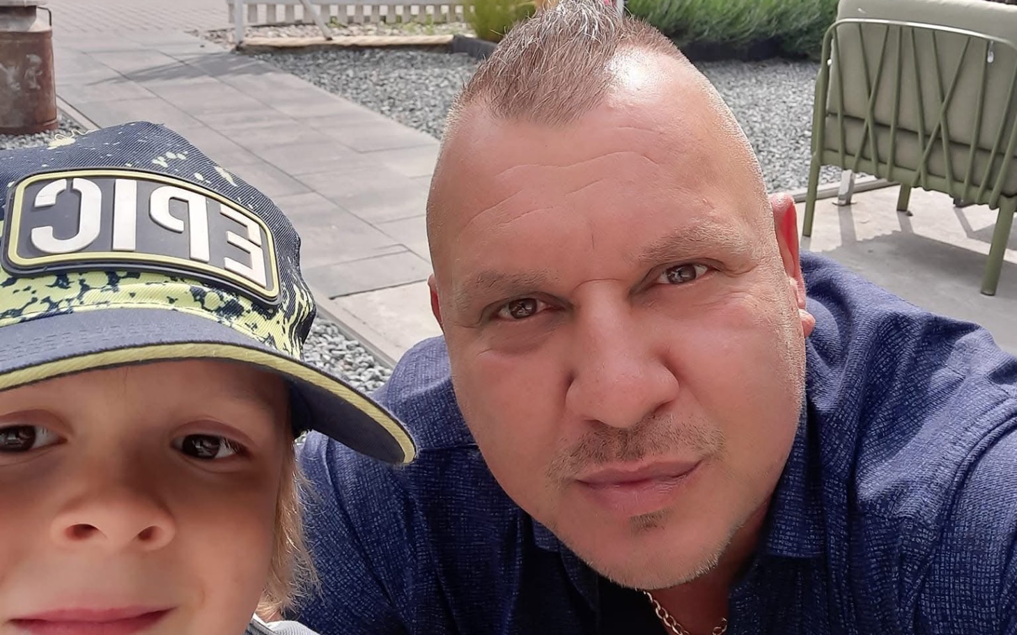 
        Mężczyzna z dzieckiem, selfie na świeżym powietrzu.
    