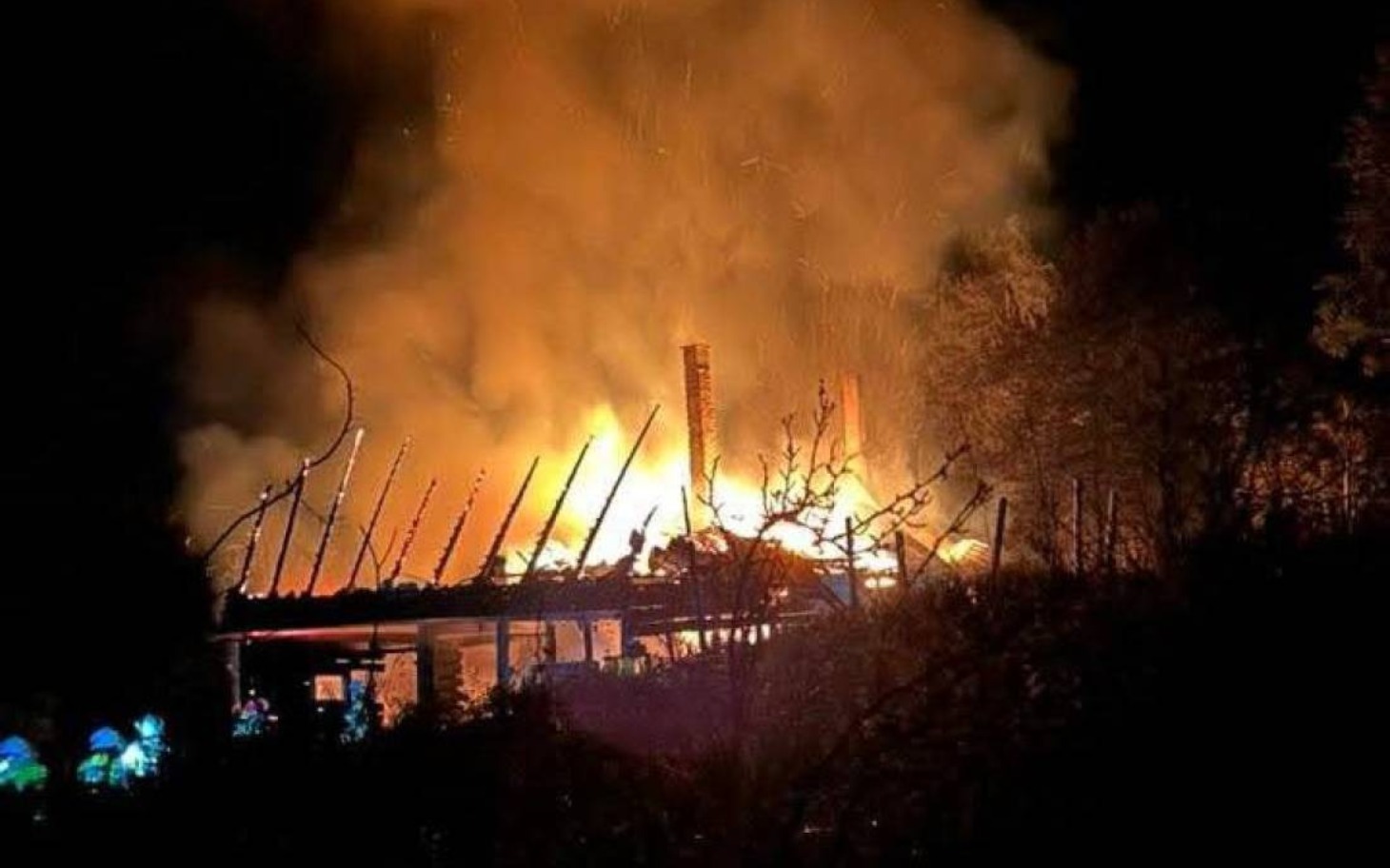 
        Pożar zniszczył budynek, ogień i dym w nocy.
    