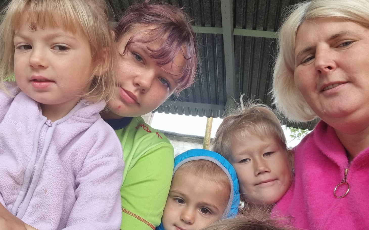 
        Grupa dzieci i dorosłych na wspólnym zdjęciu.
    
