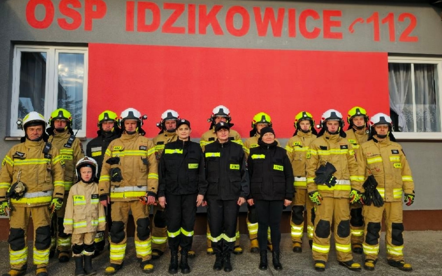 Ilustracja dziewczyny pijącej napój przy oknie w deszczowy dzień.