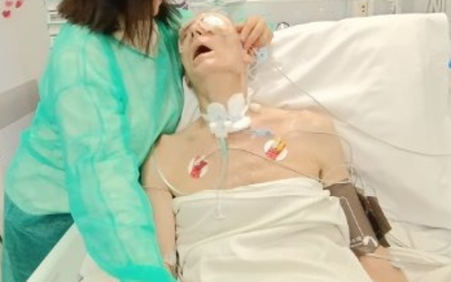 Osoba w szpitalu z medycznym sprzętem.