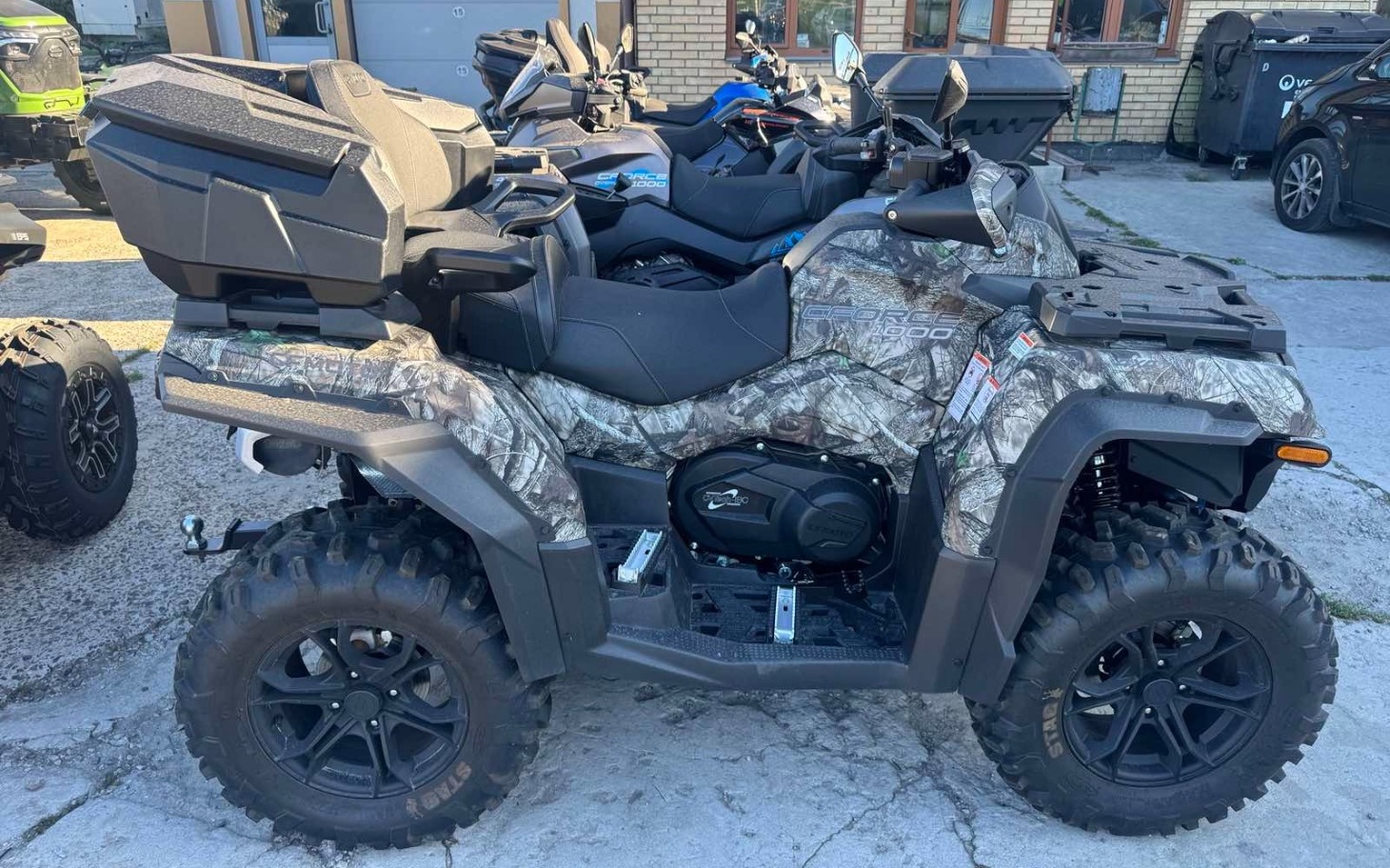 
        Quad w kamuflażu, gotowy do jazdy w trudnym terenie.
    