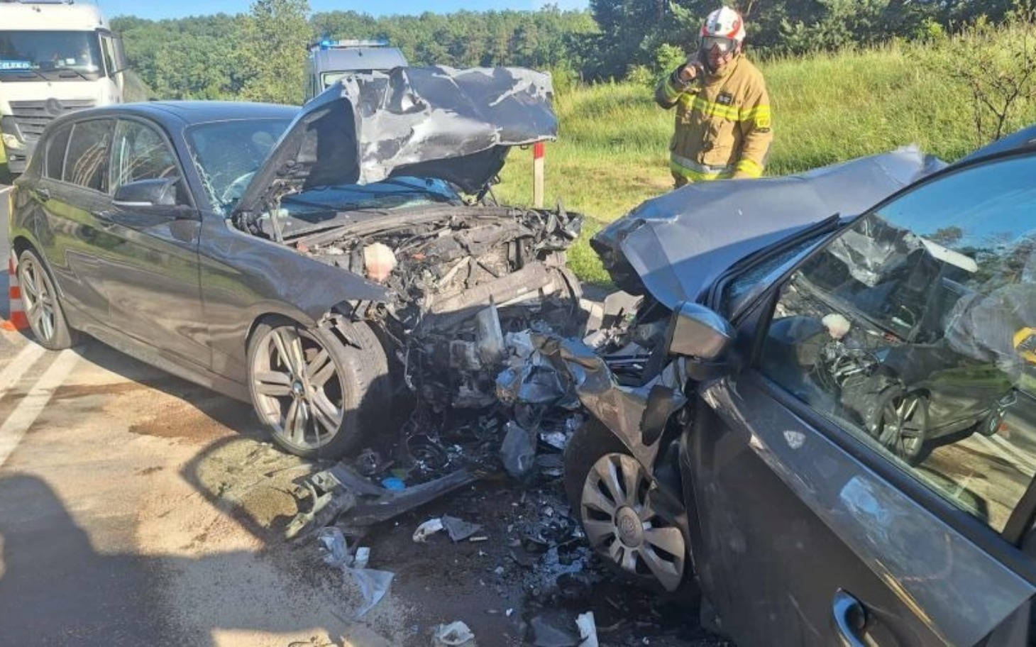 Wypadek samochodowy na drodze.