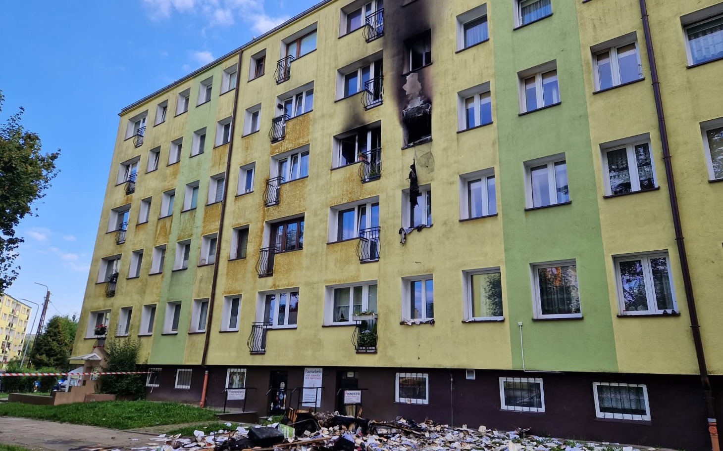 
        Zniszczony budynek mieszkalny, z widocznymi śladami po pożarze.
    