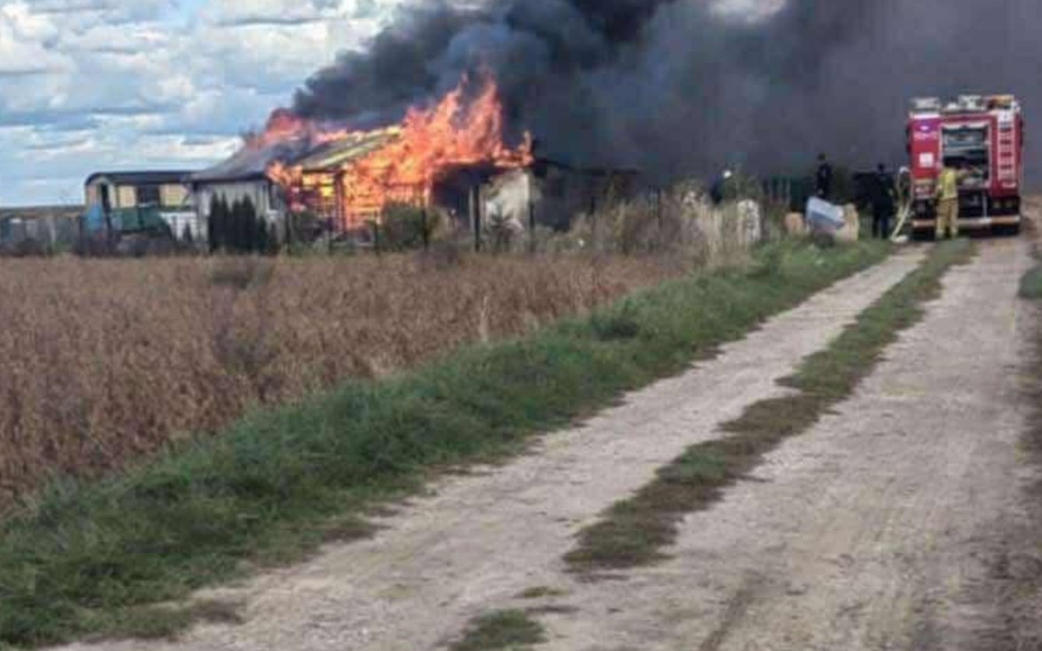 
        Pożar w budynku, strażacy w akcji.
    