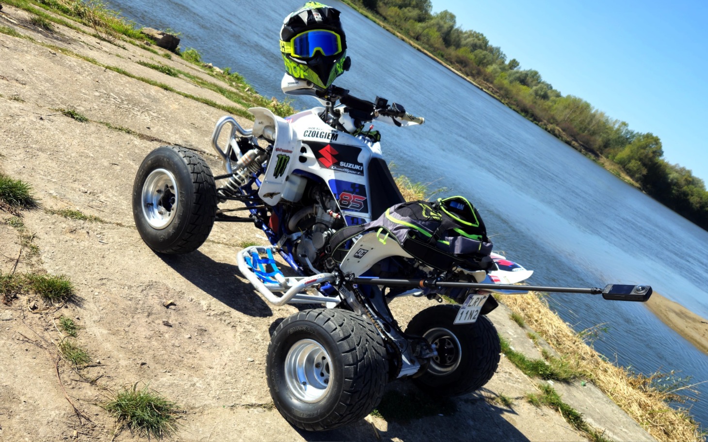 
        Quad na brzegu rzeki, gotowy do jazdy.
    