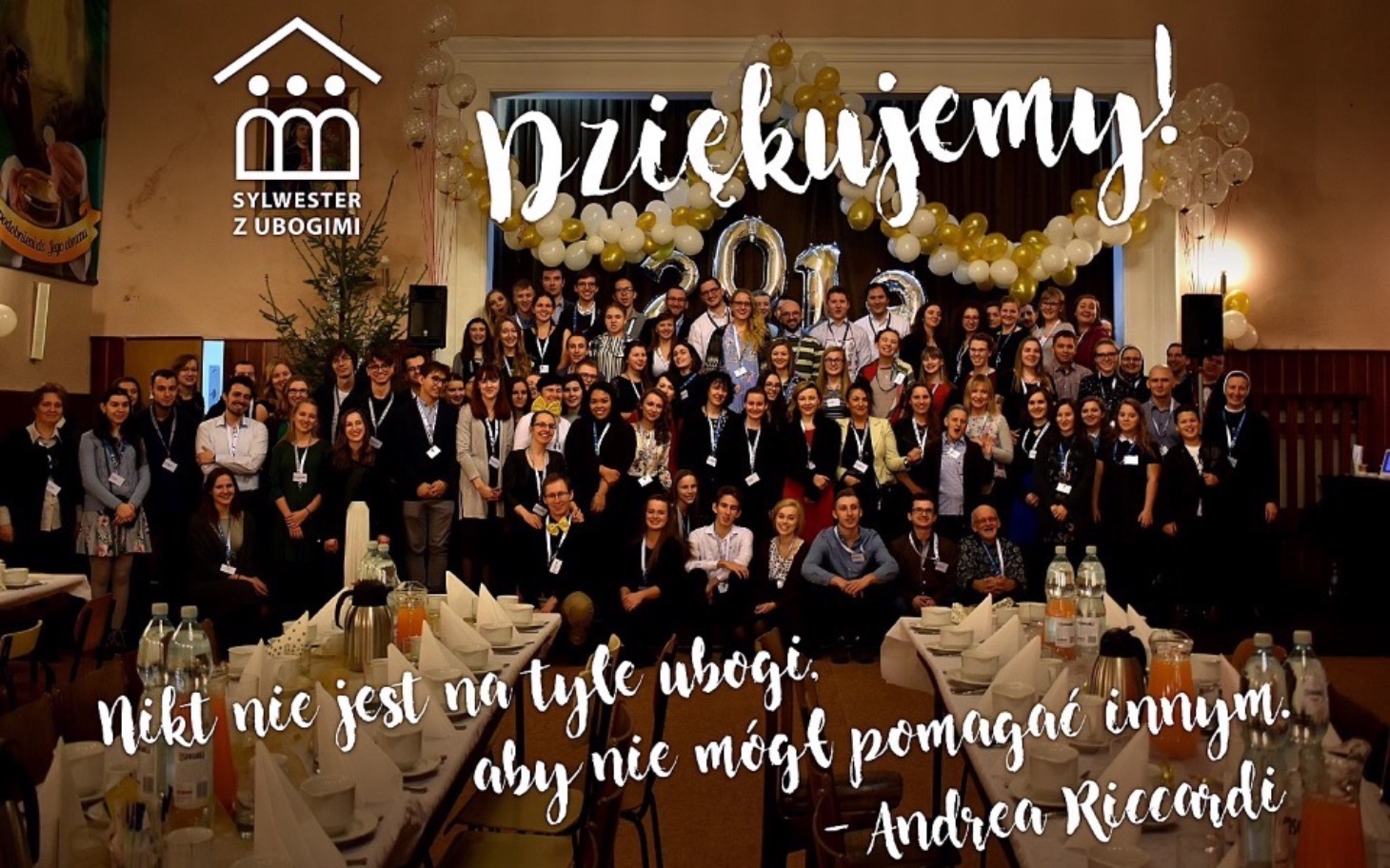 
        Grupa ludzi na wydarzeniu, dziękujących za wsparcie.
    