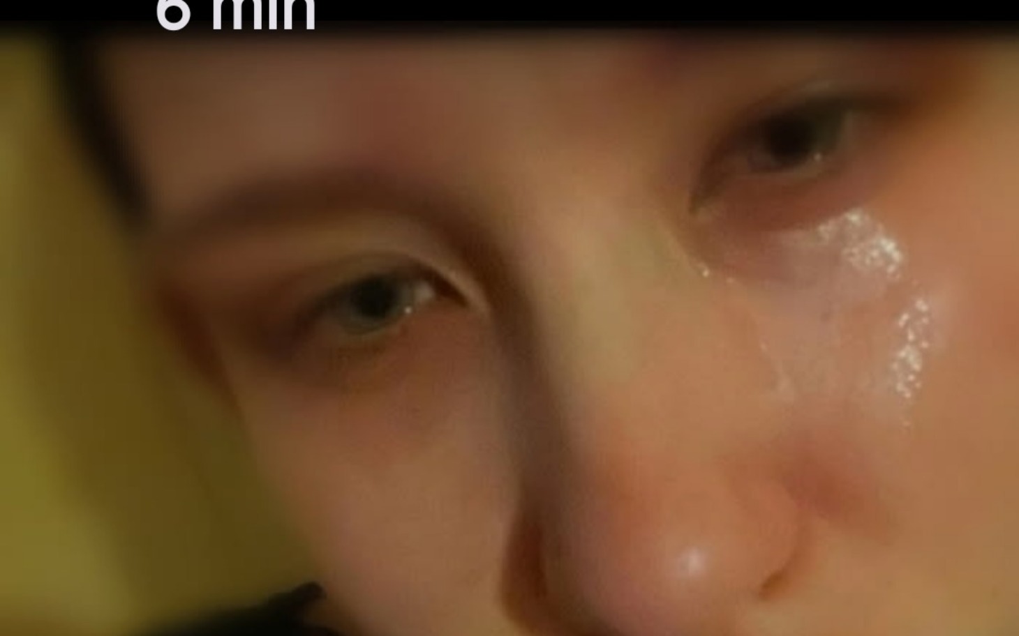 
        Zbliżenie na twarz osoby z łzami w oczach.
    