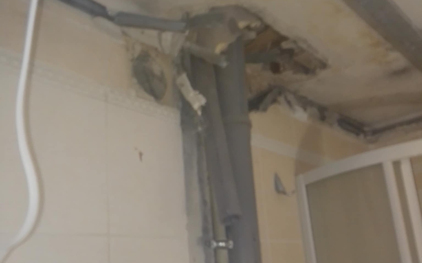 
        Uszkodzona instalacja w łazience, widok z bliska.
    