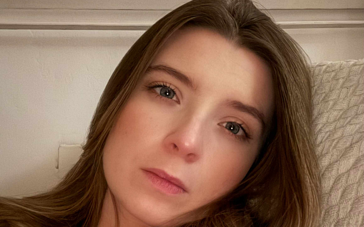 
        Zbliżenie na twarz kobiety z długimi, falującymi włosami.
    