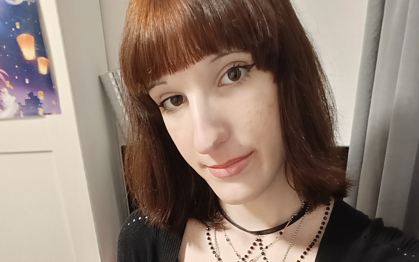 
        Młoda kobieta z krótkimi włosami, uśmiechająca się do kamery.
    