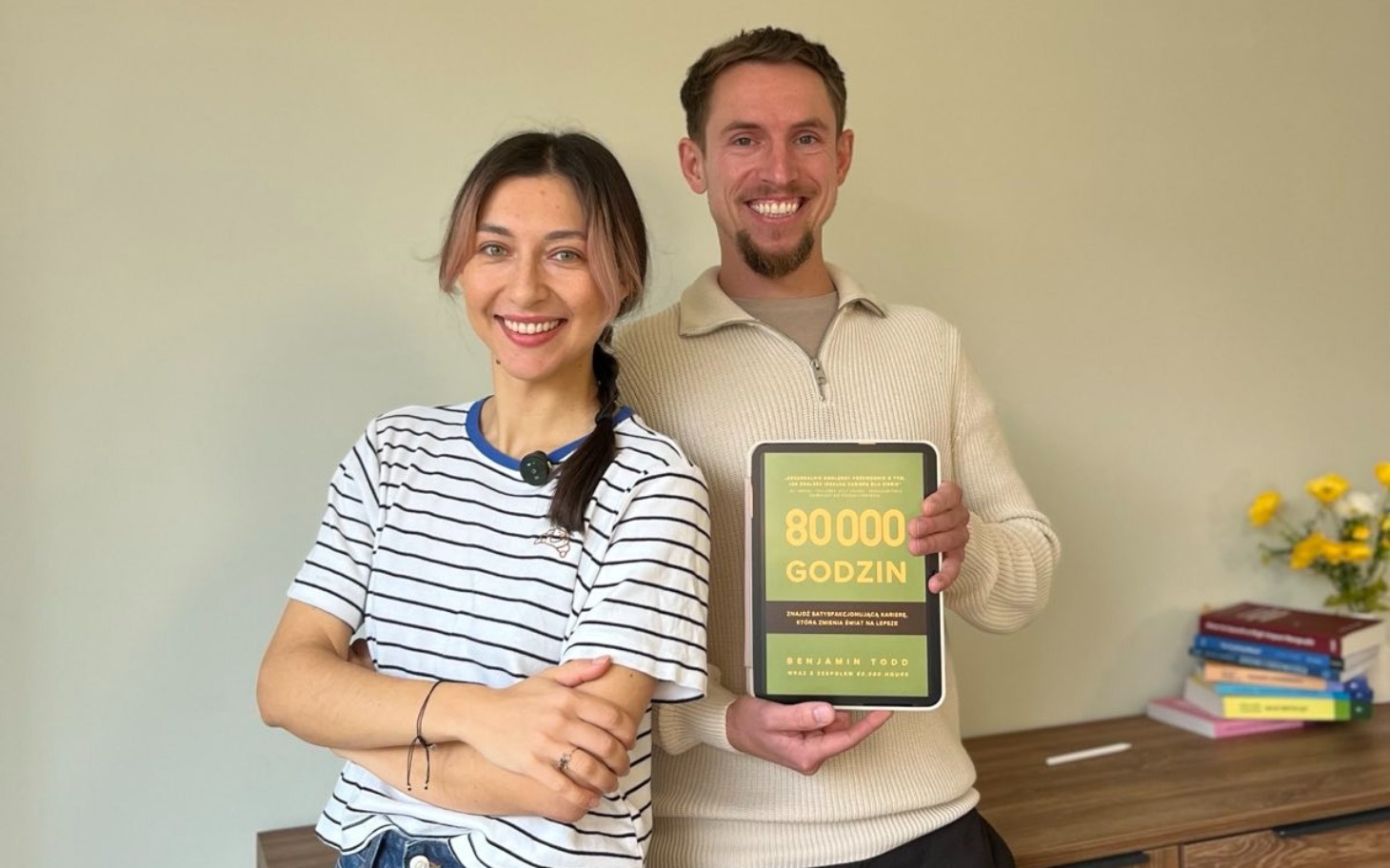 
        Para trzymająca książkę '80 000 godzin', uśmiechnięta i zadowolona.
    