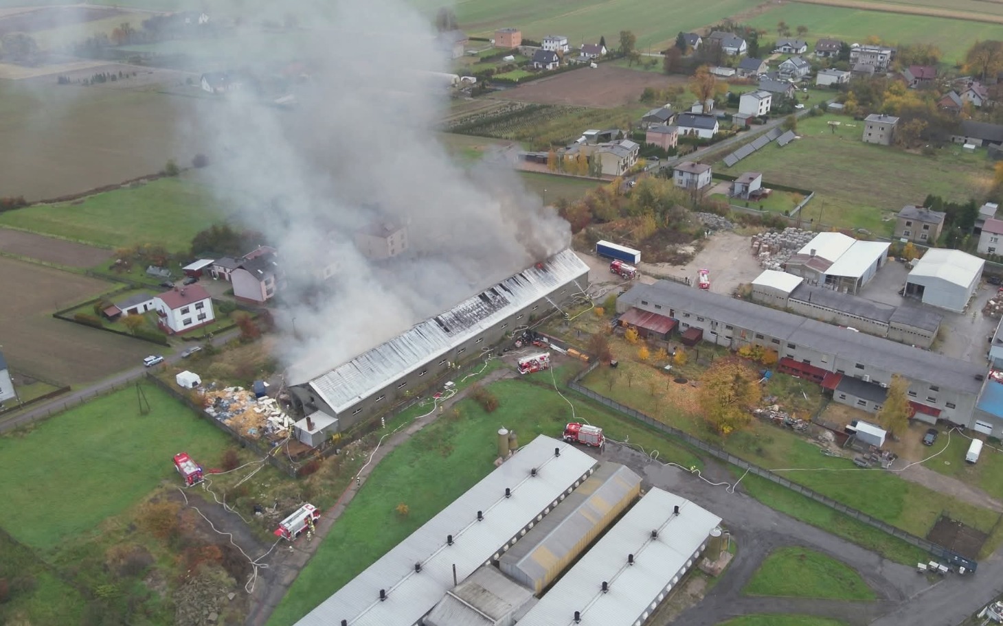 
        Pożar w budynku, dym unoszący się nad okolicą.
    