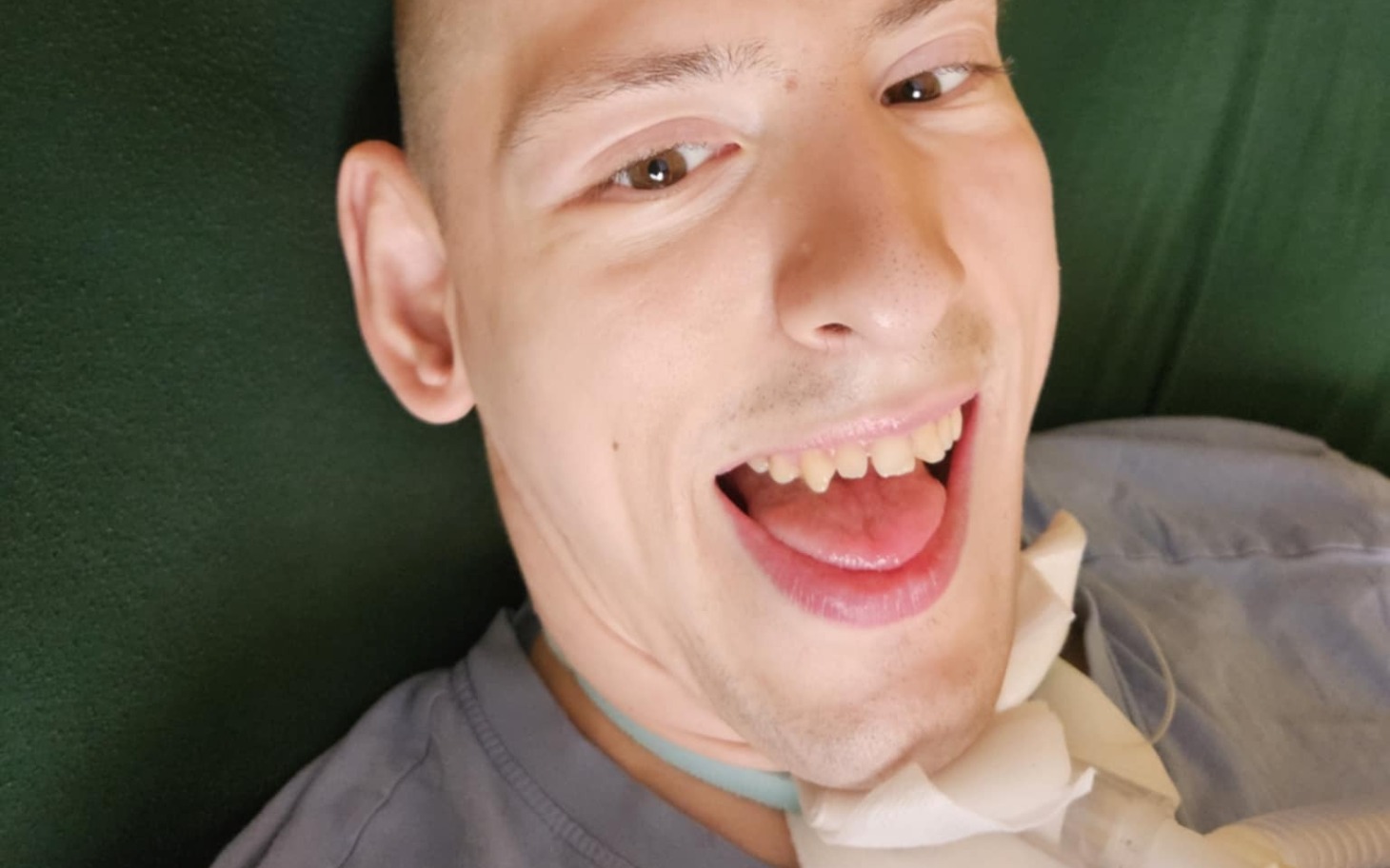 
        Młody mężczyzna uśmiechający się do kamery.
    